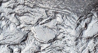 O fundo segmentado de uma cratera na regio Arabia
