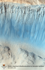 Kráter alapkőzet-kibukkanásokkal és meredek lejtőkkel